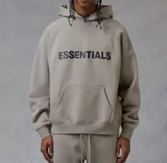 ESSENTIALS フロントロゴパーカー ベージュL