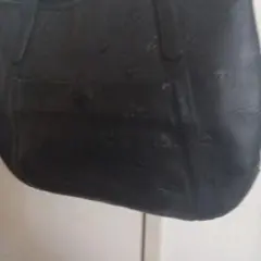 黒レザー ハンドバッグ エンボス加工