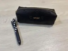 マリークヮント　シンプルエンボスデイジースクエアペンケース