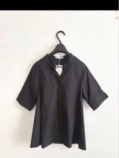 ★新品タグ付き。KBF タックフレアブラウスのサムネイル