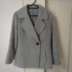 グレーのウール混紡ピーコート