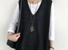 黒いニットベスト Vネック 透かし編み