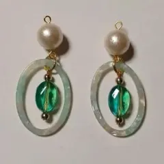 コットンパール付きアクリルイヤリング(ピアス)【グリーン】