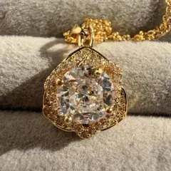 クリア人工ダイヤモンドフラワーペンダントネックレス