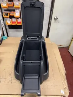 現行型ハイエース新車外し、 コンソールボックス ブラック