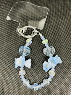 水色の花とハートのスマホストラップ