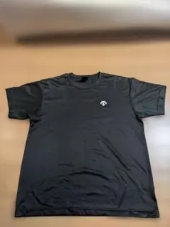 黒のシンプルTシャツ（ダメージあり）