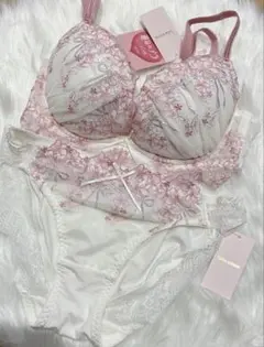 早い者勝ち！tutuanna花柄刺繍ブラジャーショーツセット新品未使用D70M