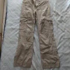 ベージュ カーゴパンツ 複数ポケット