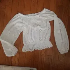 刺繍入りオフショルダー長袖ブラウス