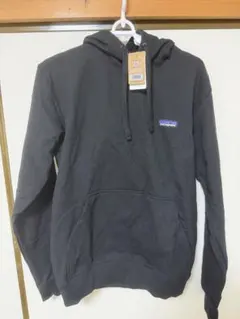 Patagonia 黒 パーカー 収納袋付き　タグ付き