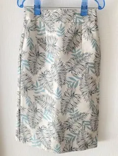 センスオブプレイス　刺繍タイトスカート