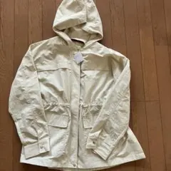 アイボリー　ナイロンジャケット　マウンテンパーカー　新品タグ付き　フード着脱可
