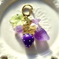 レジンキーホルダー　いちご　パープルグラデーション　ハンドメイド