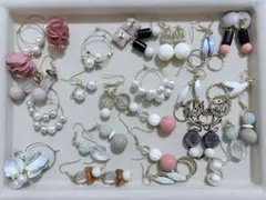 多様なデザインのピアスセット