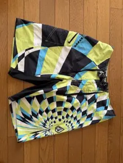 Volcom スピラルパターン 水着 30