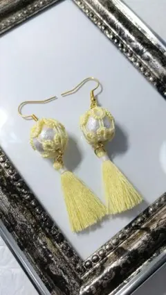 ホワイトカルセドニーとラメタッセルのお守りピアス ゴールド 樹脂 