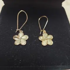 花の形状の金色フックピアス　グリーン系