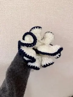 フリルニットシュシュ ホワイト×ネイビー