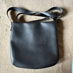 黒のレザーショルダーバッグのサムネイル