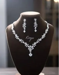 新品⭐︎ブライダル　クリスタル花モチーフネックレス＆ピアスセット
