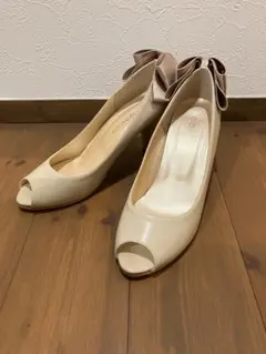 リボンパンプス 23.5cm ベージュ オープントゥ 美品 スタッズヒール 上品