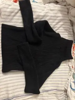 黒いタートルネックセーター