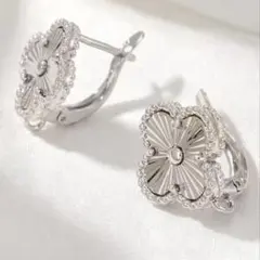 ギヨシェ細工 クローバー ピアス シルバー - メルカリ