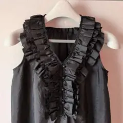 ブラック フリルタンクトップ