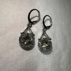 シルバーのドロップ型ピアス（クリスタル付き）
