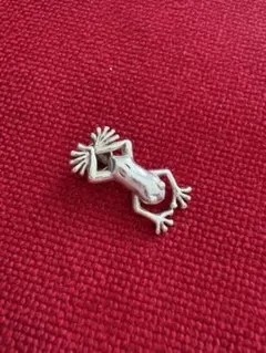 ケネス ジョイ レーンのカエルのブローチ - メルカリ