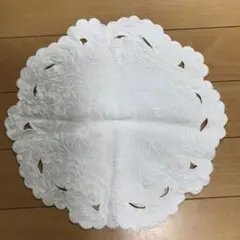 テーブルセンター　白い花柄ラウンドレース