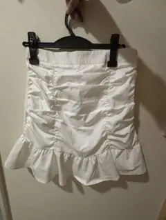 ホワイト フレアスカート フリル付き
