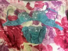 ターコイズブルー 花柄刺繍ブラジャーショーツセット C75 Mサイズ