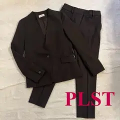 PLST ブラウンノーカラーパンツスーツ