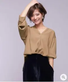 ナノユニバース　バックボタンVネック長袖ブラウス ベージュ