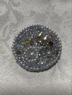 ハンドメイド ビーズ刺繍ブローチ ホワイト