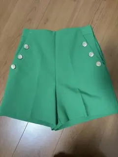 ZARA ザラ　ハイウェスト　ショートパンツ　グリーン ボタン付きショートパンツ