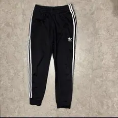 adidas ブラックジャージパンツ
