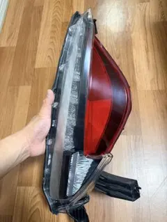 プリウスPHV 左リアウインカーランプ ターンシグナル 助手席側 ZVW52