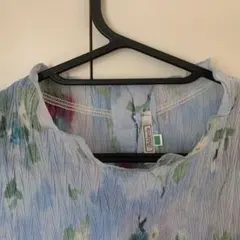 レナウンのブルーの花柄ソフトプリーツブラウスのサムネイル