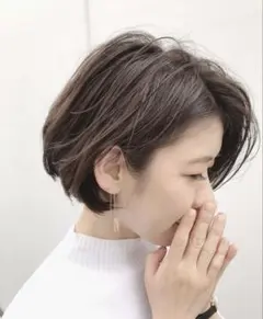 揺れるピアス　エレガントな花モチーフ　ロングピアス　ぶら下がりピアス