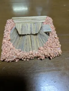 木材と小石の屋根付き小屋