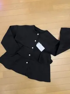 パールボタン付き黒カーディガン