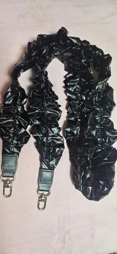 フリル スマホショルダーストラップ　ブラック