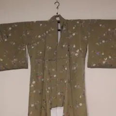 芥子色 マスタードカラー 着物 撥衿 蝶と花 小紋