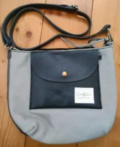 本革ハンドメイド白とダークグレーと黒のシュリンクレザーサコッシュ