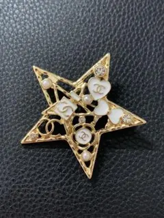 ノベルティ CCロゴブローチ シャンパンゴールド - メルカリ