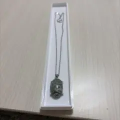 緑色オーバル型ペンダントネックレス　チェーンに　SN 刻印有り