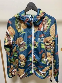 go slow caravanのハンバーガー柄ウインドブレーカー